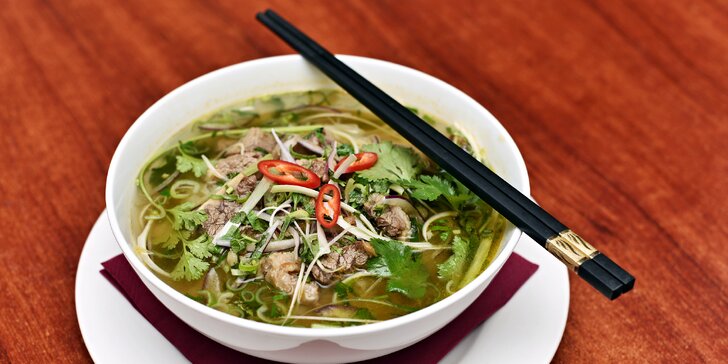 Křupavé vietnamské závitky a polévka dle výběru: Pho sot vang nebo Bun ton