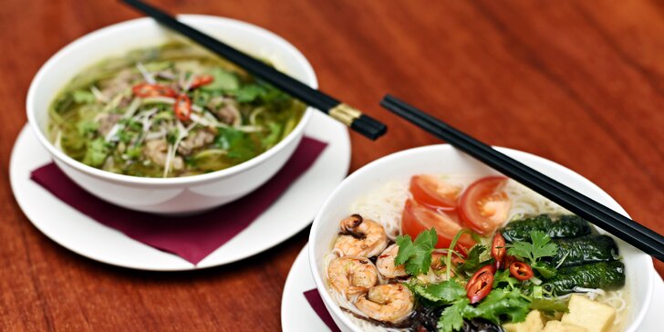 Křupavé vietnamské závitky a polévka dle výběru: Pho sot vang nebo Bun ton