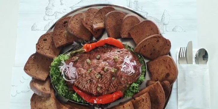 Společnost vám bude dělat nejen ten, koho vezmete s sebou, ale i 700 g tataráku a hromada topinek.