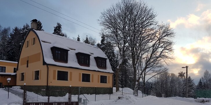 V páru i s rodinou do Krušných hor: polopenze, sauna, blízko skiareály a Vary