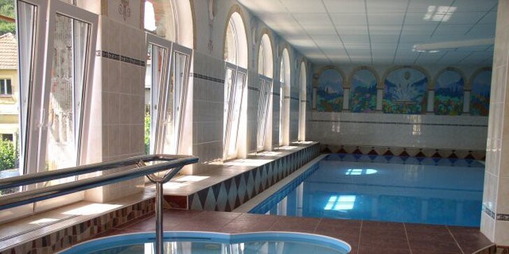 Lázeňský pobyt v Luhačovicích blízko kolonády: polopenze, bazén i procedury