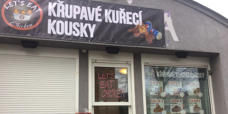 20 ks křupavých kuřecích křídel obalených v jemně pálivém koření s hranolky