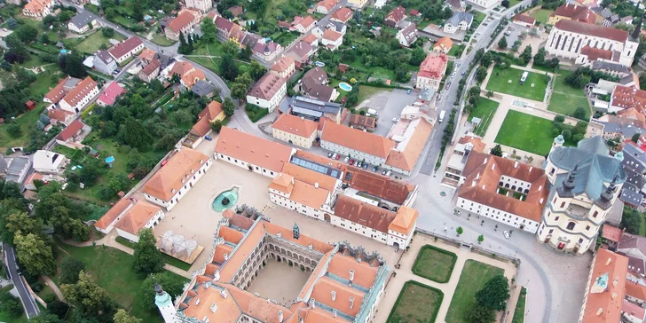 Luxus na zámku: ubytování pro 2 v apartmánech inspirovaných uměním