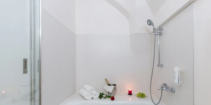Luxus na zámku: ubytování pro 2 v apartmánech inspirovaných uměním