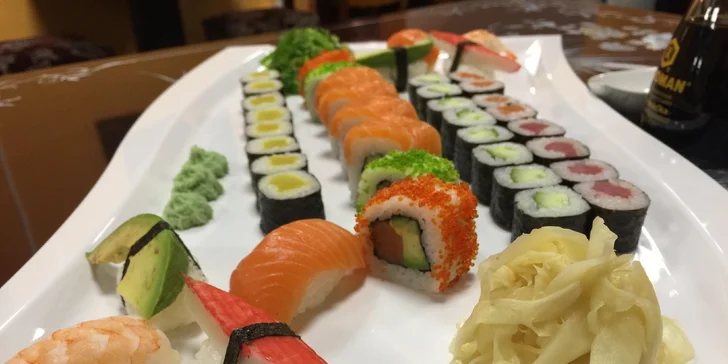 Sushi set se 40 kousky: losos, krevety, krab, avokádo, okurka i řepa