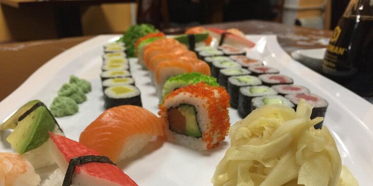 Sushi set se 40 kousky: losos, krevety, krab, avokádo, okurka i řepa