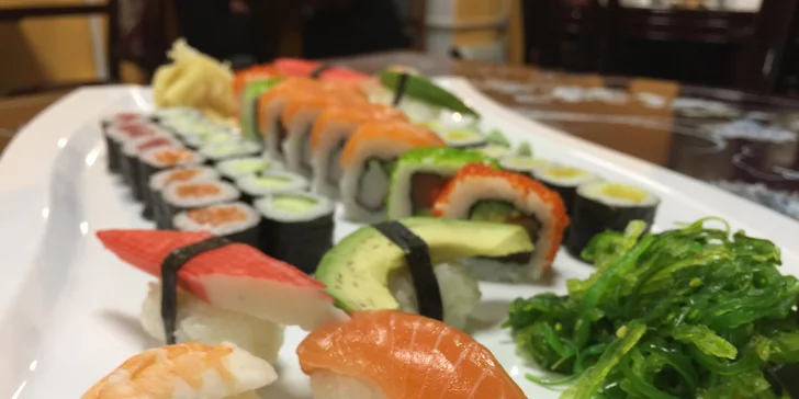 Sushi set se 40 kousky: losos, krevety, krab, avokádo, okurka i řepa