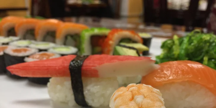 Sushi set se 40 kousky: losos, krevety, krab, avokádo, okurka i řepa