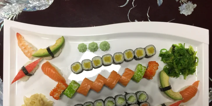 Sushi set se 40 kousky: losos, krevety, krab, avokádo, okurka i řepa