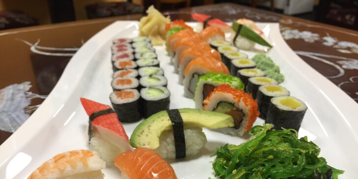 Sushi set se 40 kousky: losos, krevety, krab, avokádo, okurka i řepa