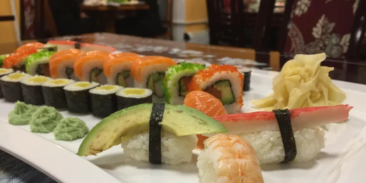 Sushi set se 40 kousky: losos, krevety, krab, avokádo, okurka i řepa
