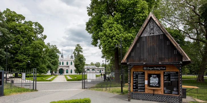 Burger Mestský park sa nachádza priamo pri vstupnej bráne do košického Mestského parku