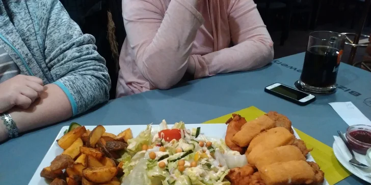 Smažené maso a sýry, pečené brambory, omáčky a salát až pro 3 osoby