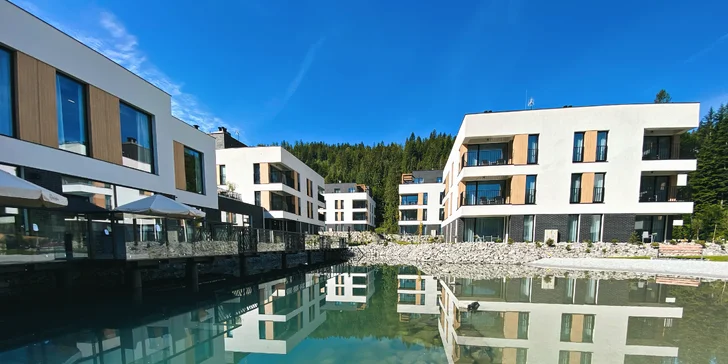 V horúcich dňoch sa môžete ochladiť v jazierku s okruhliakovou plážou.