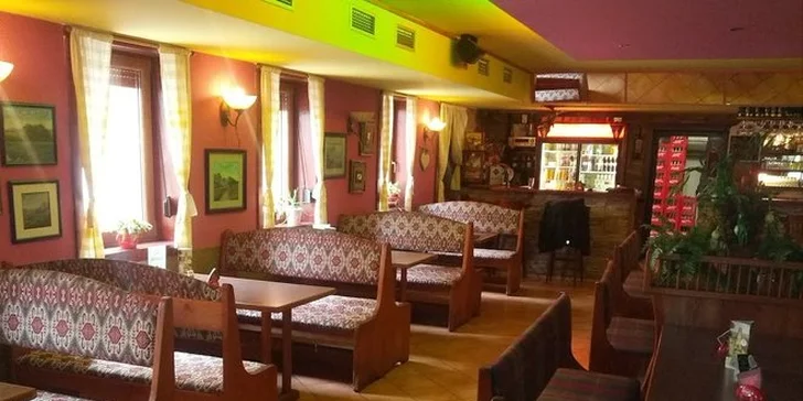 Zábava pro celou partu: 2 křupavé pizzy dle vašeho gusta a hodina bowlingu