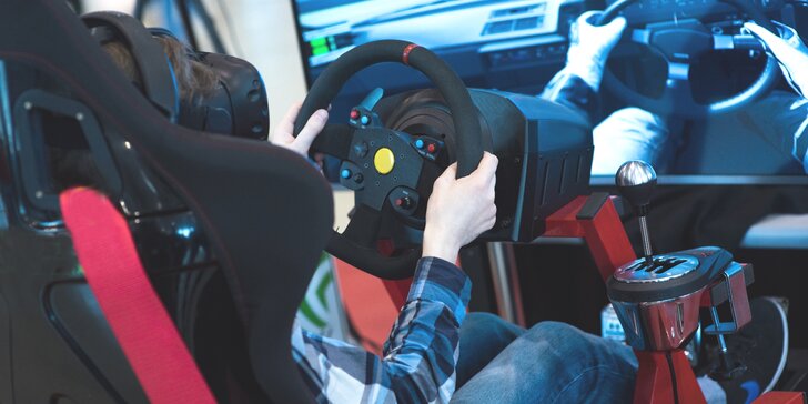 V kůži profi závodníka: racing na simulátoru, který kopíruje pohyb auta