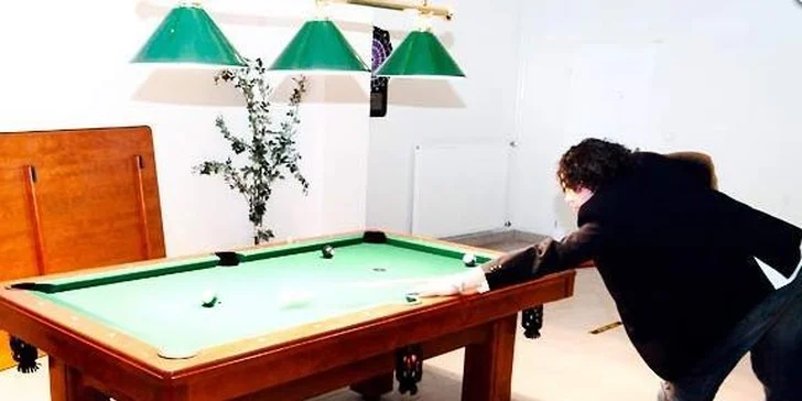 Dvě vepřové kotlety se šťouchanými brambory