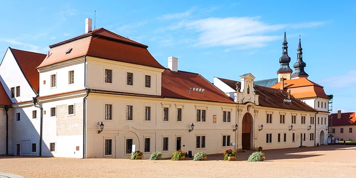 Luxus na zámku: ubytování pro 2 v apartmánech inspirovaných uměním