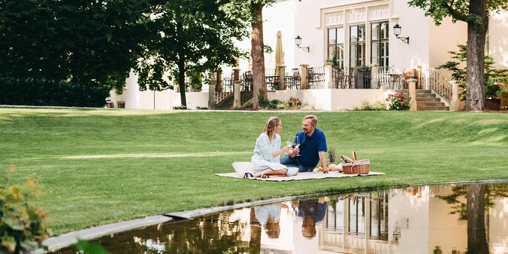 Romantický zámek 20 minut od Prahy: snídaně i degustační menu ve výjimečné restauraci a wellness