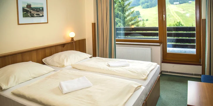 Ubytujete sa v jednoducho zariadených izbách s dvoma až štyrmi lôžkami, prípadne v apartmáne hneď s dvoma spálňami a pokojne aj vlastnou saunou.