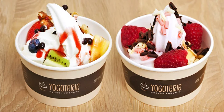 Frozen yogurt chutná i v zimě: 200g porce s ovocem a posypy podle fantazie