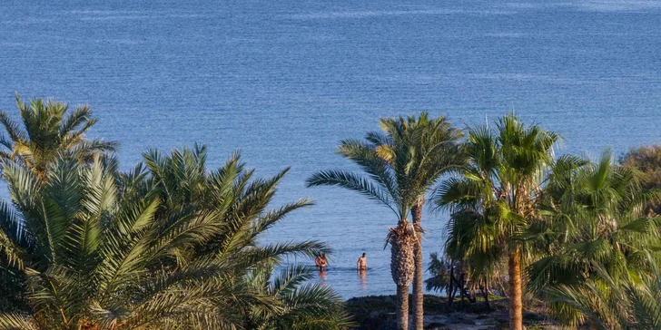 Pokud neposedíte, čekají na vás tenisové kurty, plážový volejbal nebo lekce windsurfingu v průzračných vlnách zálivu Marmari.