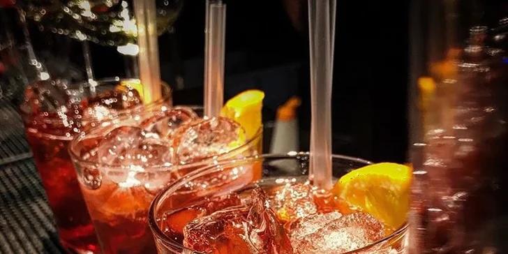 2 nebo 4 míchané drinky v baru Kachna Al Capone