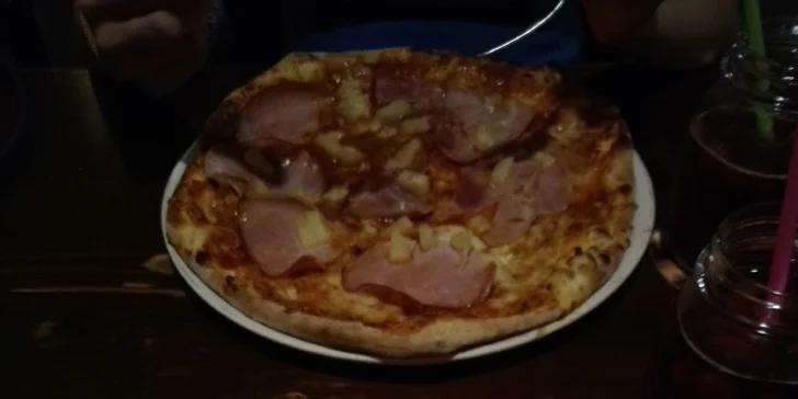 Italská siesta v Praze 10: křupavá pizza ze 20 druhů a ledový čaj k tomu