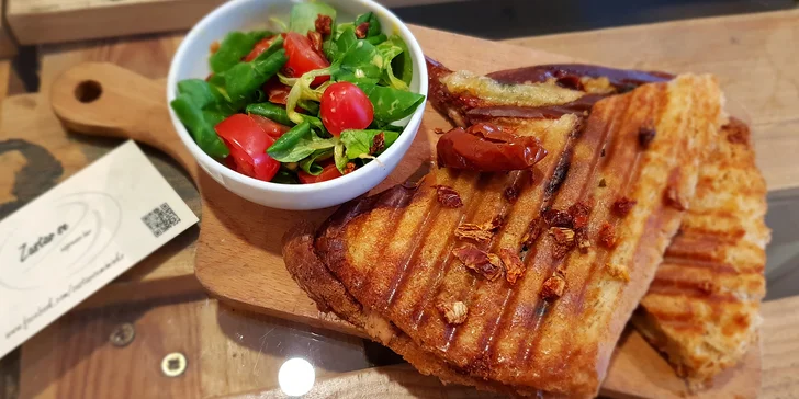 Sladké i slané francouzské toasty a káva nebo čaj na Malé Straně