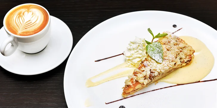 Káva a jablečný koláč se šlehačkou v restauraci u Karlova mostu