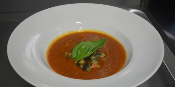 Francouzské degustační menu: žabí stehýnka, mladé selátko, králík, dezert i víno