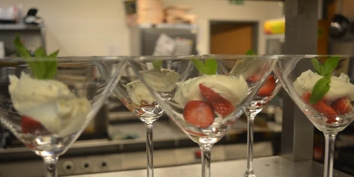 Francouzské degustační menu: žabí stehýnka, mladé selátko, králík, dezert i víno