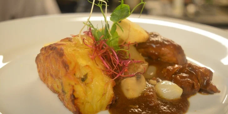 Francouzské degustační menu: žabí stehýnka, mladé selátko, králík, dezert i víno