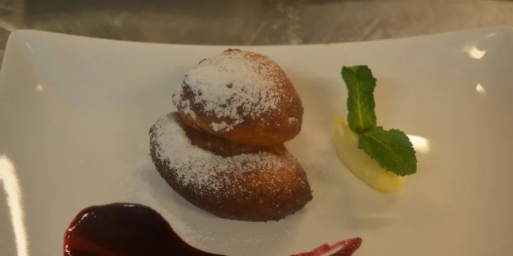 Francouzské degustační menu: žabí stehýnka, mladé selátko, králík, dezert i víno