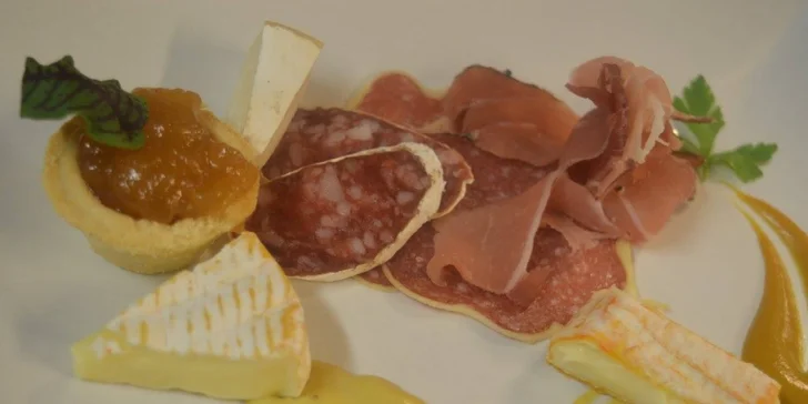 Francouzské degustační menu: žabí stehýnka, mladé selátko, králík, dezert i víno