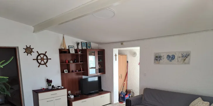 Čas si můžete ukrátit i sledováním televize. 
