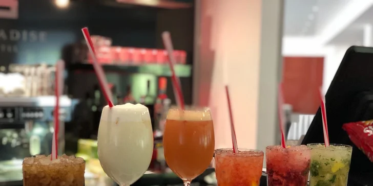 Denně v čase 14:00–17:00 hodin se na hotelové terase s romantickým výhledem připravují skvělé míchané koktejly za bomba cenu 79 Kč.