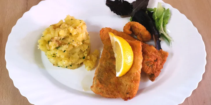 Rybí restaurace ve vesnici Hůrka hned vedle Lipna láká vůní z kuchyně na výborné speciality z čerstvých ryb dělané podle tradičních receptů.