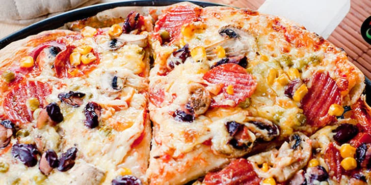 Dvě čerstvé pizzy v italské restauraci v centru Plzně