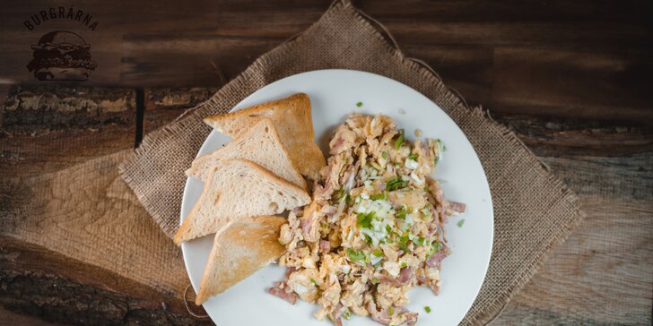 Začněte den pořádnou snídaní: anglická, míchaná vajíčka, ovesné vločky i sendvič