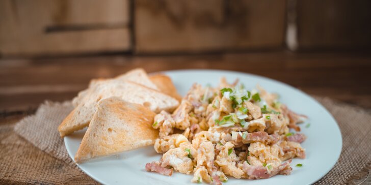 Začněte den pořádnou snídaní: anglická, míchaná vajíčka, ovesné vločky i sendvič