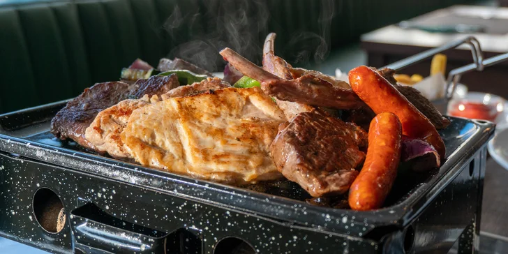 Masové pochoutky servírované přímo z grilu, zelenina a hranolky pro 2-3 osoby
