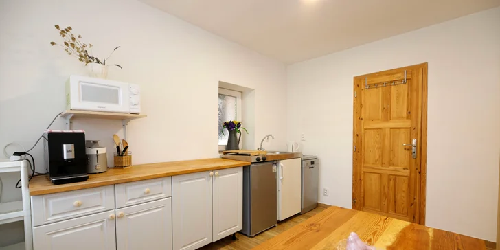 Apartmány jsou vybavené kuchyní se sporákem, rychlovarnou konvicí, mikrovlnkou a kávovarem.