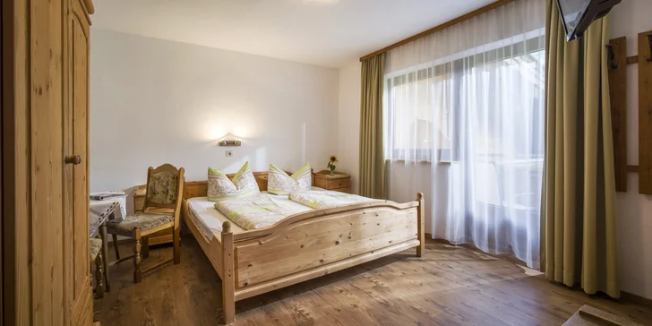 V hotelu Alpina budete mít připravený dvoulůžkový pokoj, který je možné rozšířit o jednu či dvě přistýlky. 