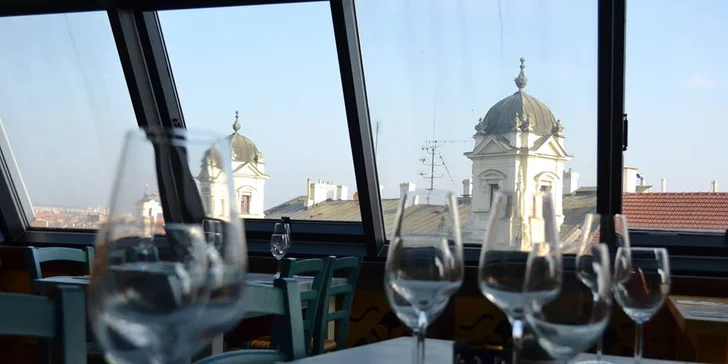 Valentýnské tříchodové menu s lososem nebo špízem, vínem a kávou pro dva