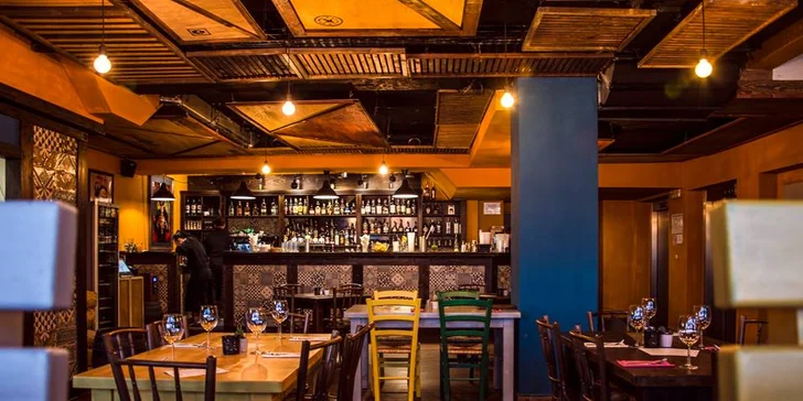 Valentýnské tříchodové menu s lososem nebo špízem, vínem a kávou pro dva