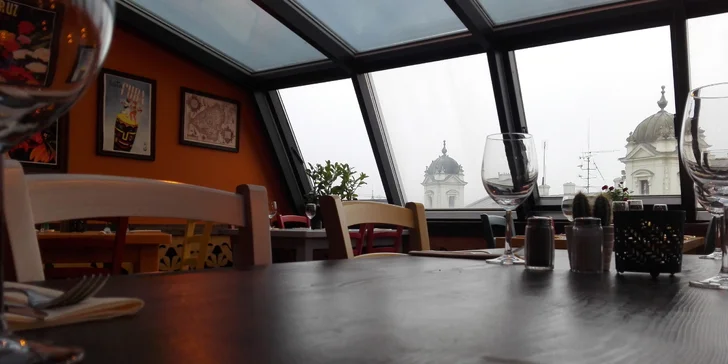 Valentýnské tříchodové menu s lososem nebo špízem, vínem a kávou pro dva