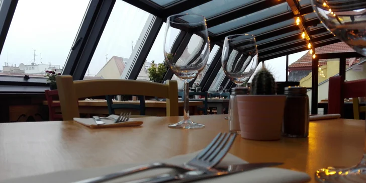 Valentýnské tříchodové menu s lososem nebo špízem, vínem a kávou pro dva