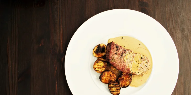 Tříchodové menu s aperitivem a kávou: polévka, hovězí roštěná a dezert