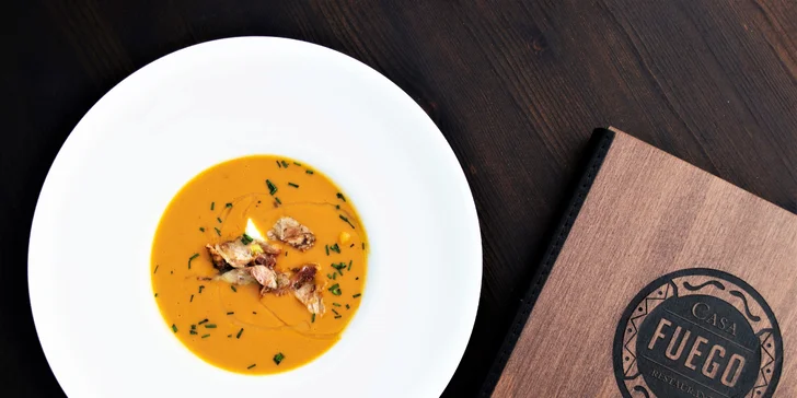 Tříchodové menu s aperitivem a kávou: polévka, hovězí roštěná a dezert